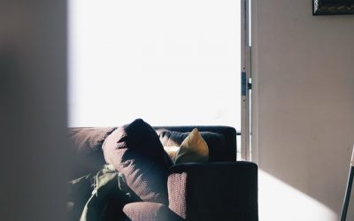 brown-couch-near-pillows-and-mats-982614